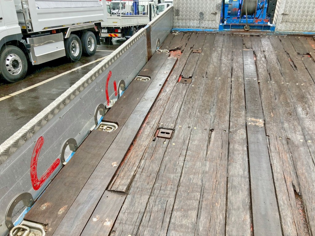 床板前方助手席側に割れがあります。|いすゞ ギガ QKG-CYJ77Aの写真13