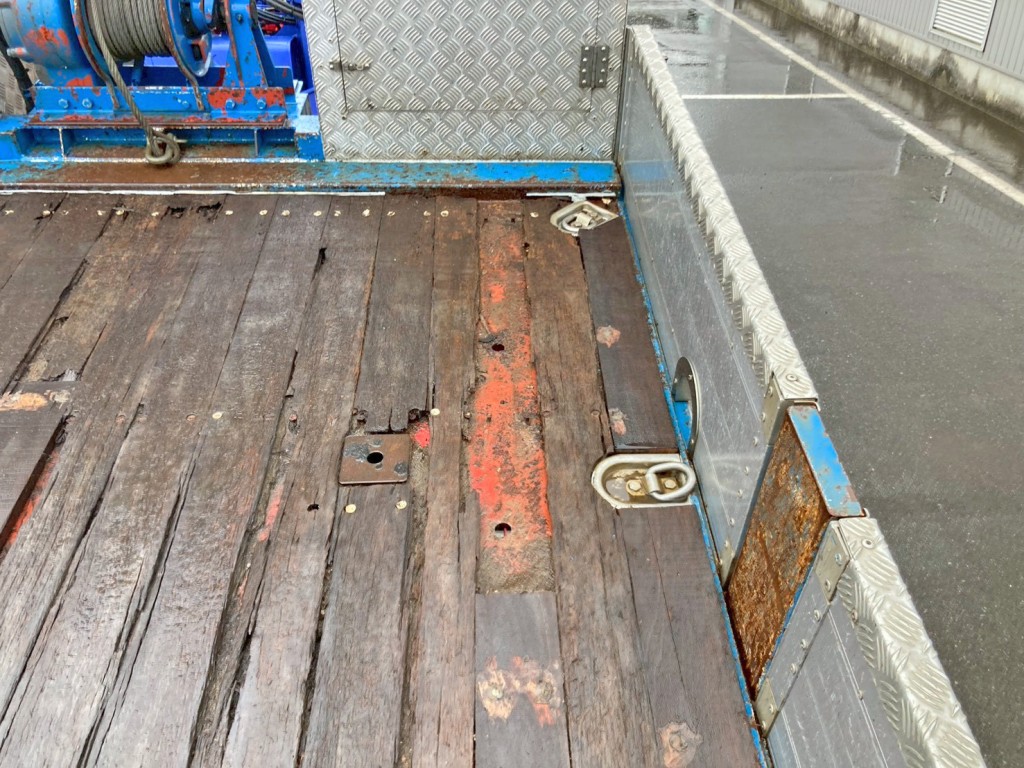 床板前方運転席側に割れ・欠品があります。|いすゞ ギガ QKG-CYJ77Aの写真14