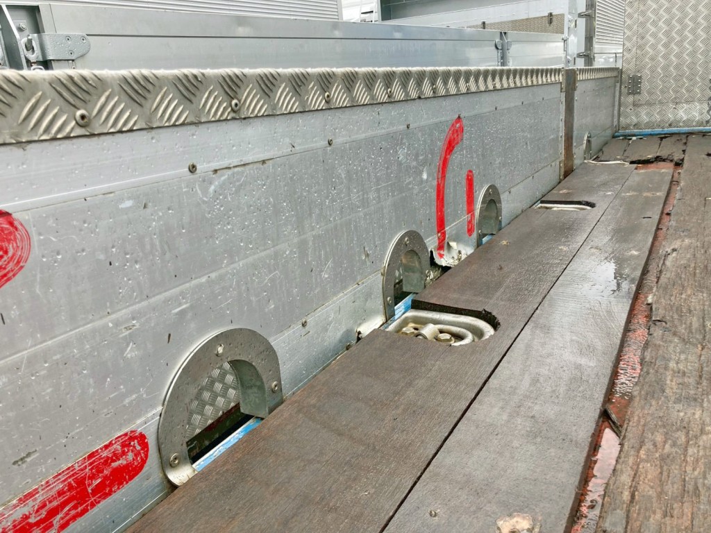 助手席側アオリ前方に割れがあります。|いすゞ ギガ QKG-CYJ77Aの写真15