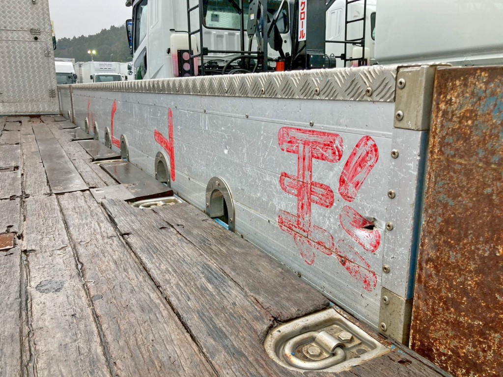 運転席側アオリ中央部に穴あき箇所があります。|いすゞ ギガ QKG-CYJ77Aの写真16