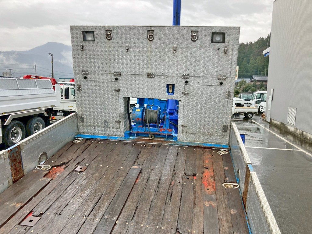 ウインチ付きです。(プロテクターに縞板アルミが張られています)|いすゞ ギガ QKG-CYJ77Aの写真17