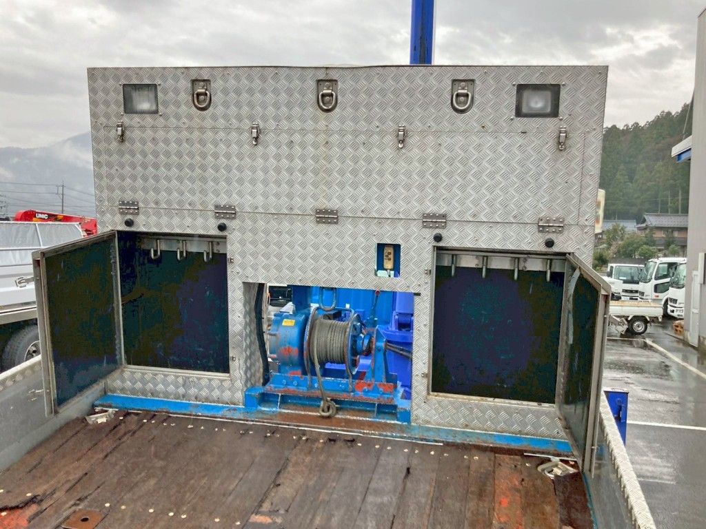 プロテクターにレバーブロック掛け付きの物入れが付いています。(左右下部)|いすゞ ギガ QKG-CYJ77Aの写真18