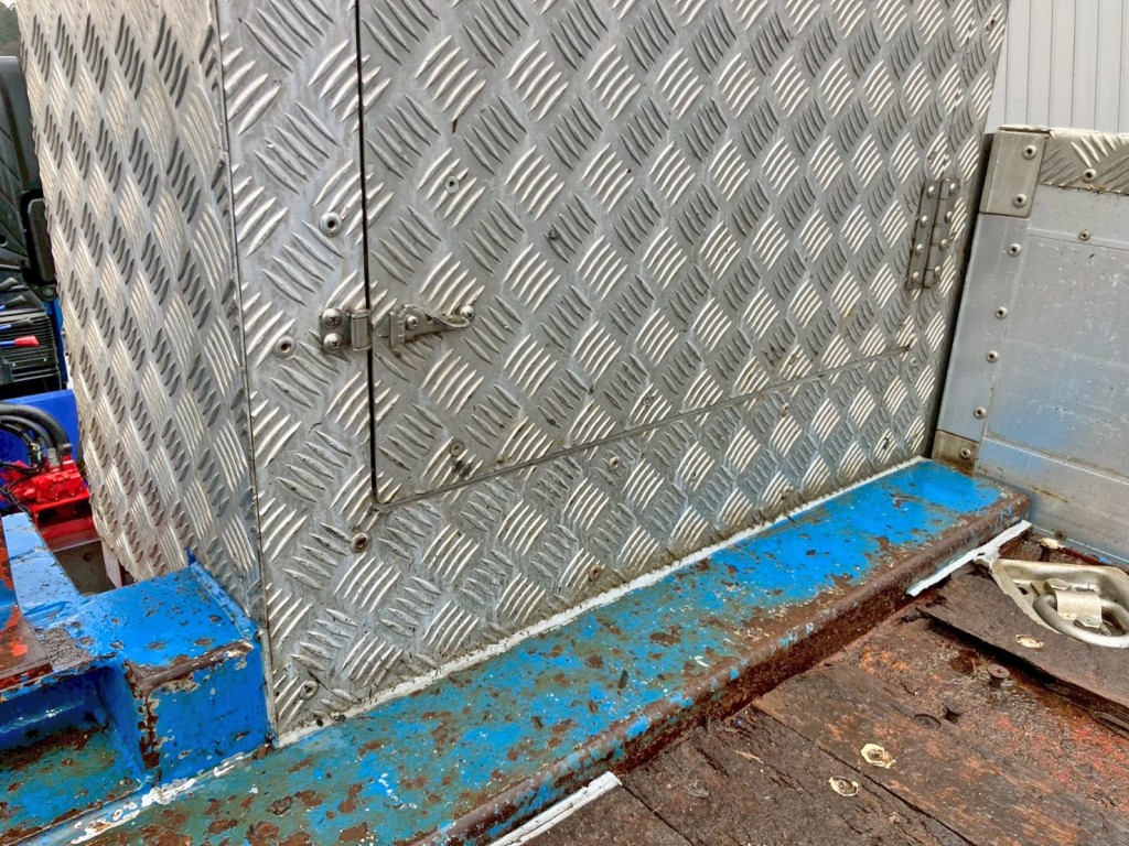 運転席側物入れの下部ロックが欠損しています。|いすゞ ギガ QKG-CYJ77Aの写真19