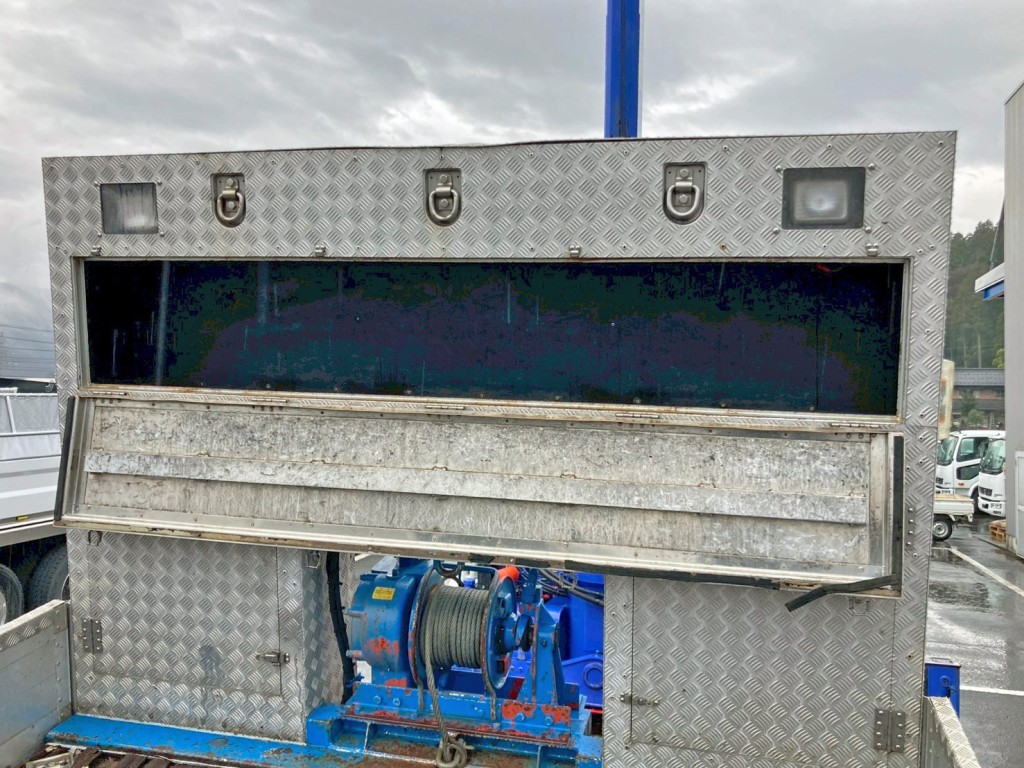 プロテクターにレバーブロック掛け付きの物入れが付いています。(上部)|いすゞ ギガ QKG-CYJ77Aの写真20