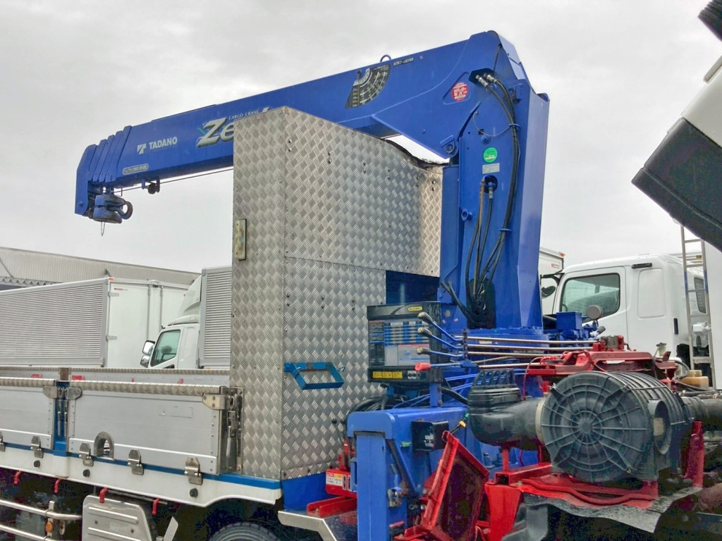 前壁にも縞板アルミが張られています。(運転席側)|いすゞ ギガ QKG-CYJ77Aの写真21