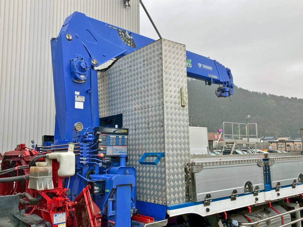 前壁にも縞板アルミが張られています。(助手席側)|いすゞ ギガ QKG-CYJ77Aの写真22