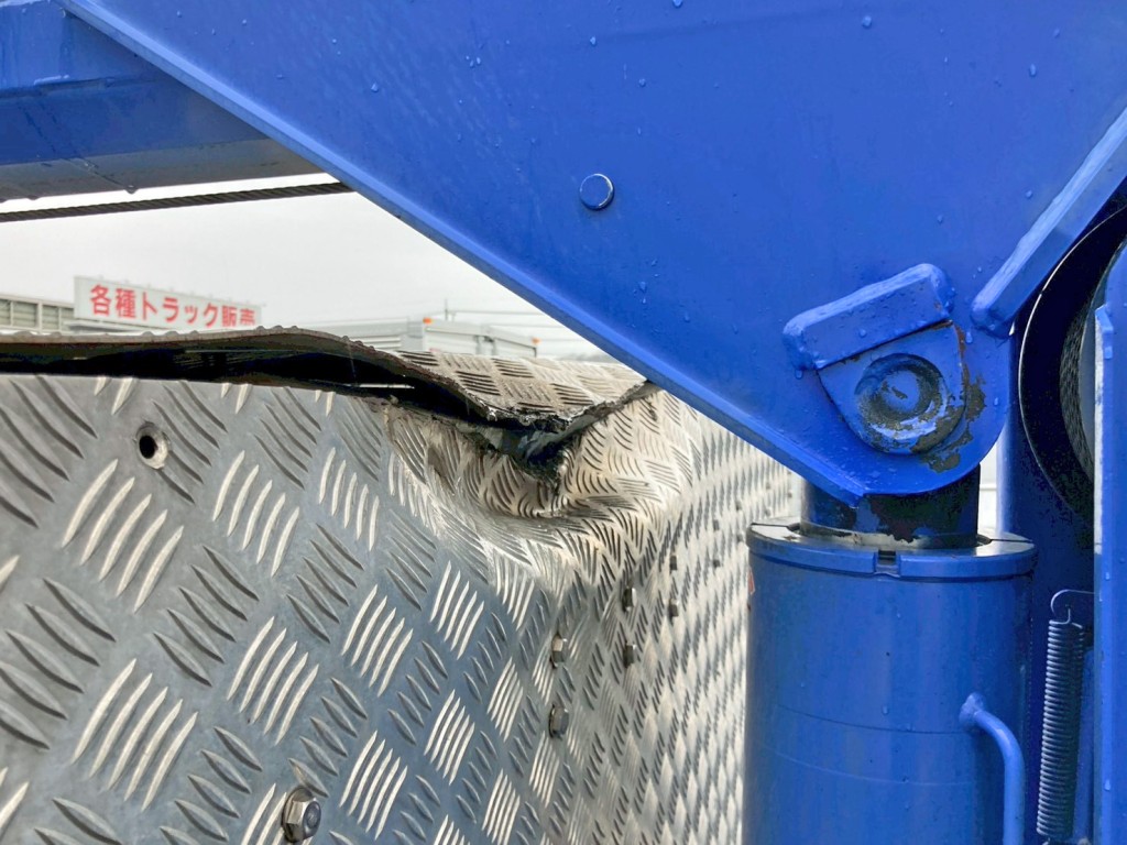 前壁中央上部にヘコミがあります。|いすゞ ギガ QKG-CYJ77Aの写真23