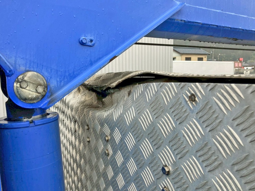 前壁中央上部にヘコミがあります。|いすゞ ギガ QKG-CYJ77Aの写真24