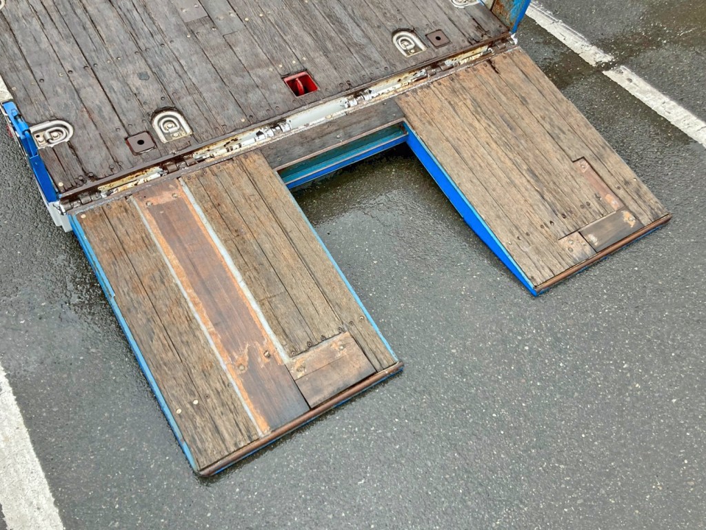 自動歩みです。(左右床板に補修跡があります)|いすゞ ギガ QKG-CYJ77Aの写真30