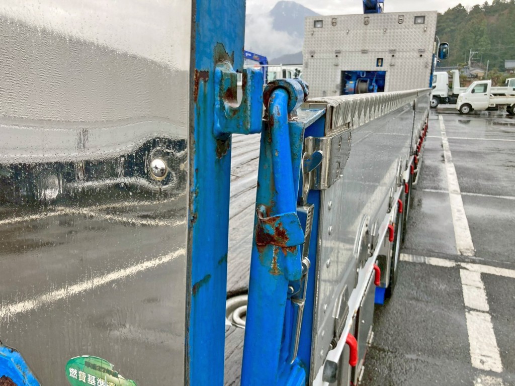 運転席側リヤ柱・ロックステー・歩みのロック受けに曲がりがあります。|いすゞ ギガ QKG-CYJ77Aの写真32