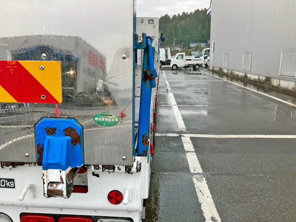 リヤ柱・ロックステー曲がりの為 全幅オーバーしています。|いすゞ ギガ QKG-CYJ77Aの写真33