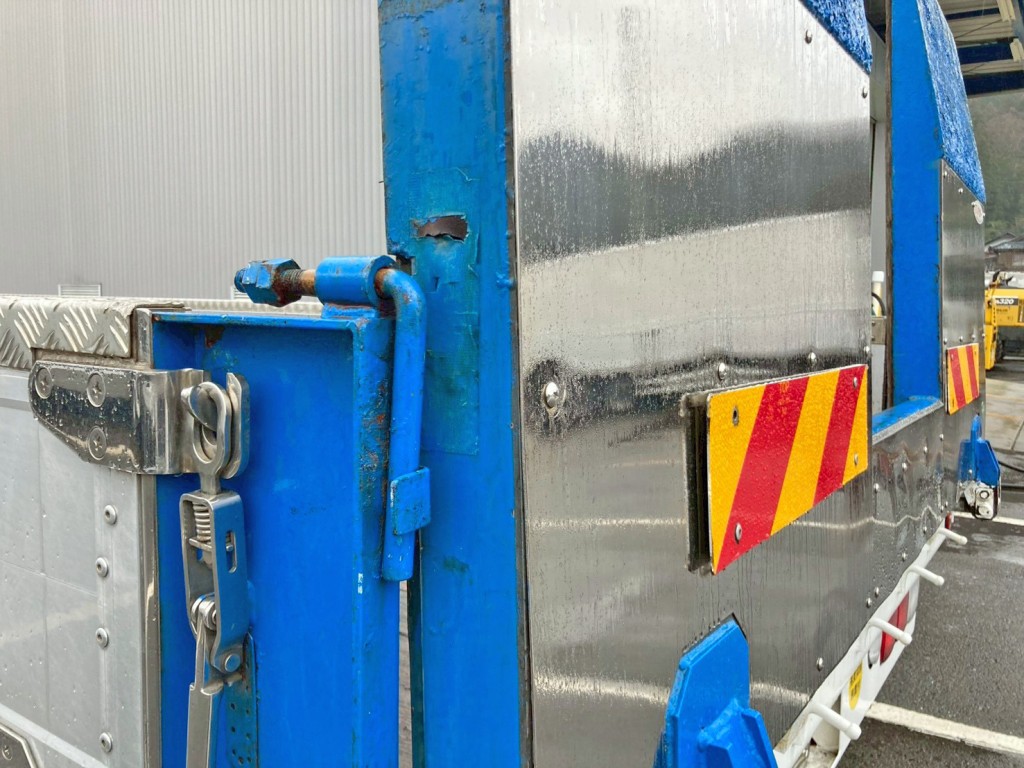 助手席側歩みのロック受けが欠損しています。|いすゞ ギガ QKG-CYJ77Aの写真34