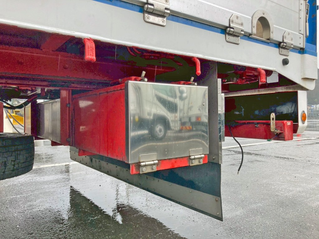 ボディー後方にりん木入れが付いています。|いすゞ ギガ QKG-CYJ77Aの写真35