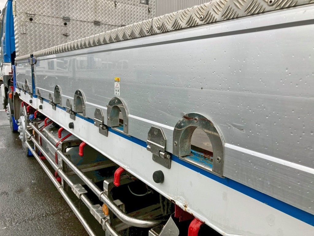 助手席側アオリ中央部に引きキズがあります。|いすゞ ギガ QKG-CYJ77Aの写真37