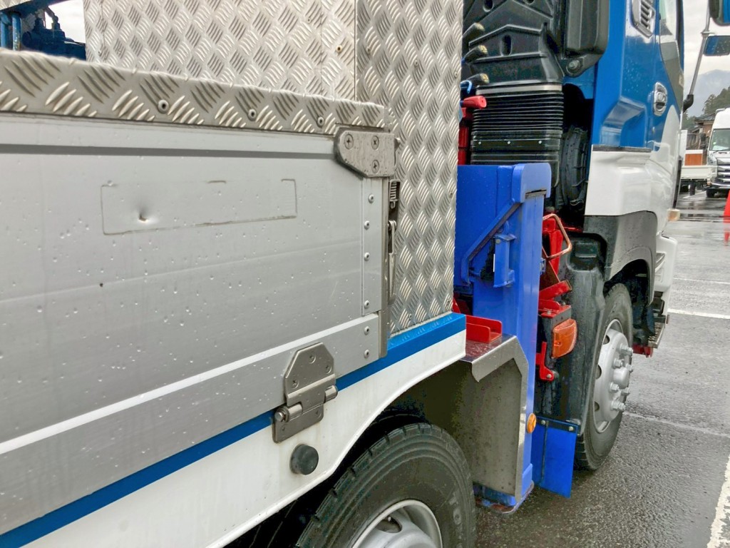 運転席側アオリ前方にヘコミがあります。|いすゞ ギガ QKG-CYJ77Aの写真38