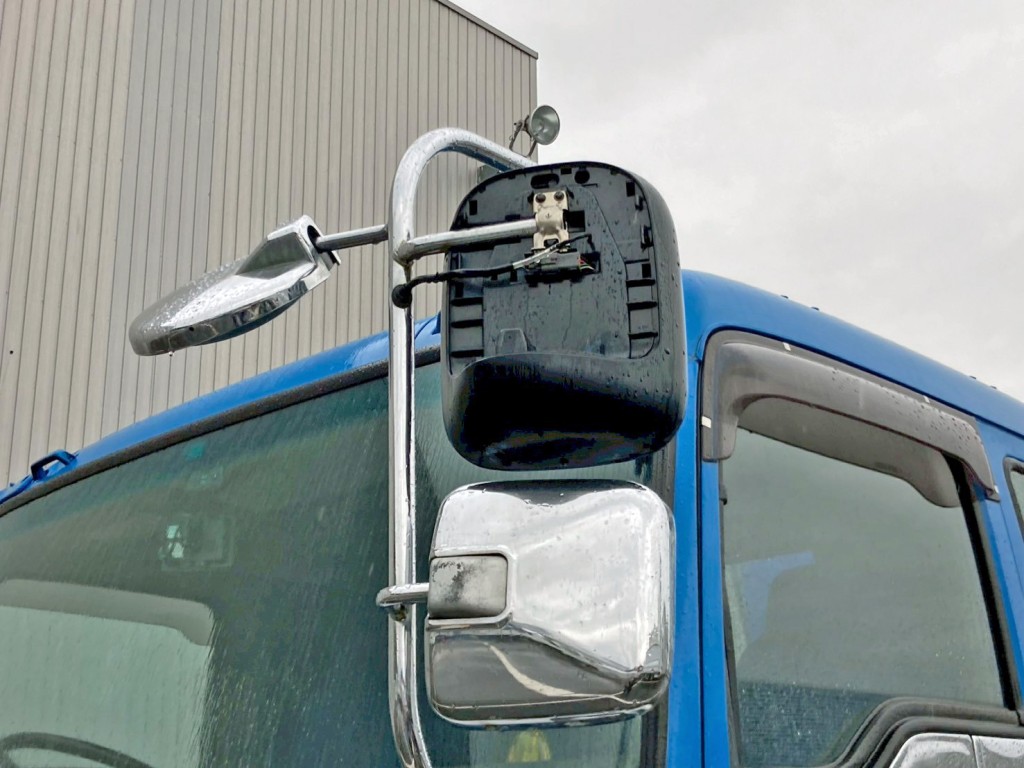 助手席側サイドミラー取り付け部カバー欠品しています。|いすゞ ギガ QKG-CYJ77Aの写真39