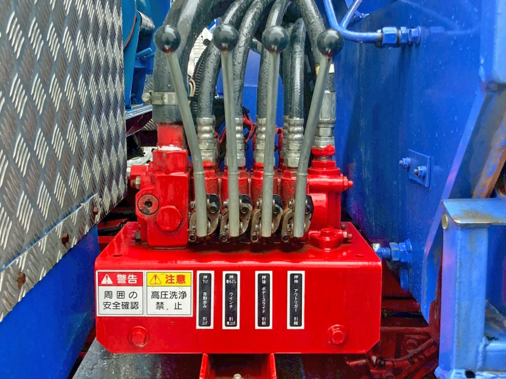 自動歩み・ウインチ・ボディースライド・アウトリガーの操作レバーです。|いすゞ ギガ QKG-CYJ77Aの写真41