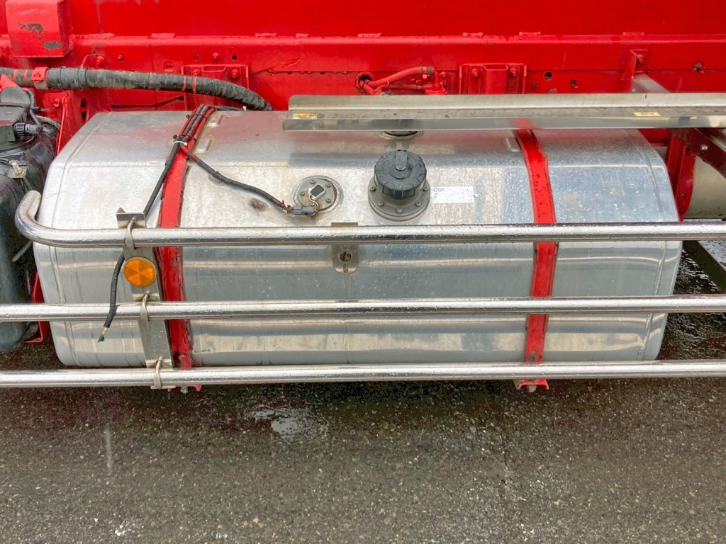 燃料タンクは300Lアルミ製です。|いすゞ ギガ QKG-CYJ77Aの写真48