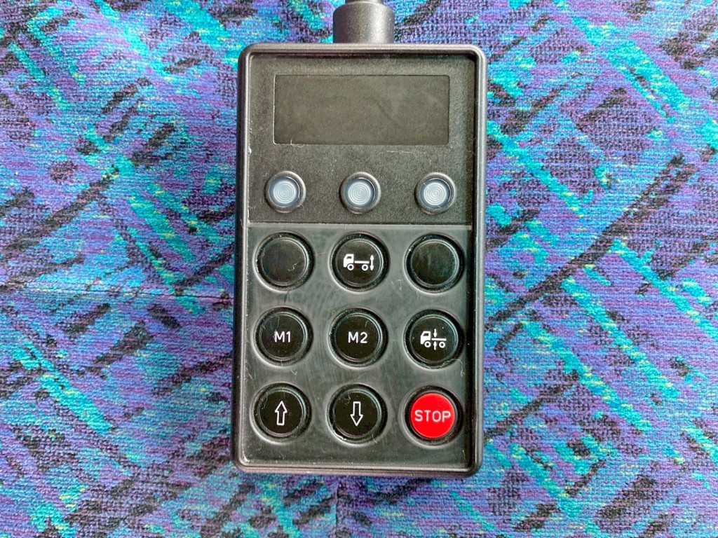 エアサスのコントローラーです。|いすゞ ギガ QKG-CYJ77Aの写真50