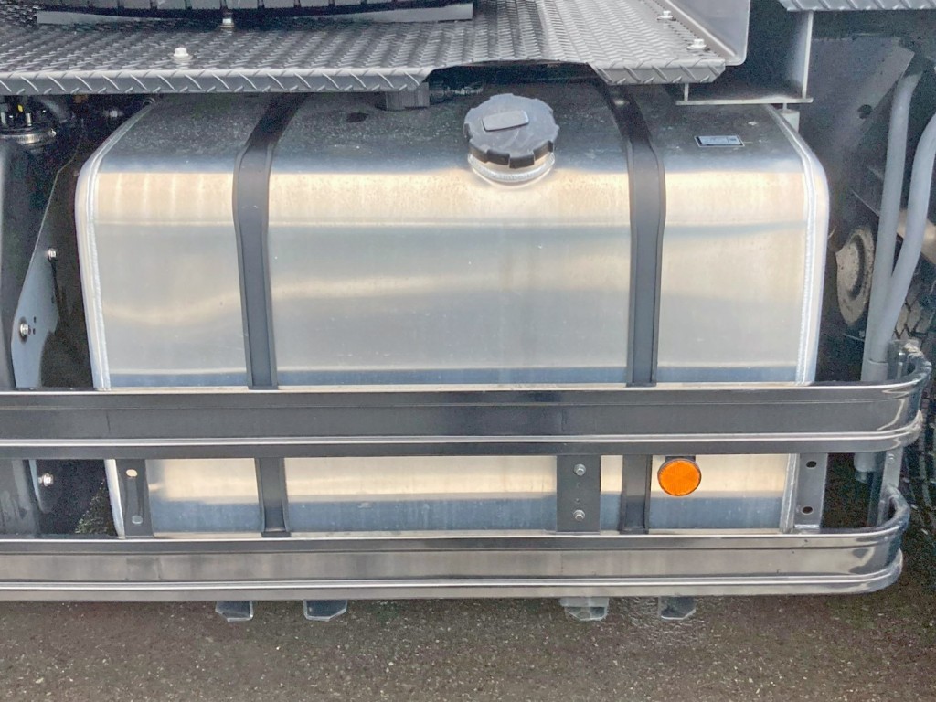 燃料タンクは400Lアルミ製です。|UDトラックス クオン 2DG-GW6ELHの写真15