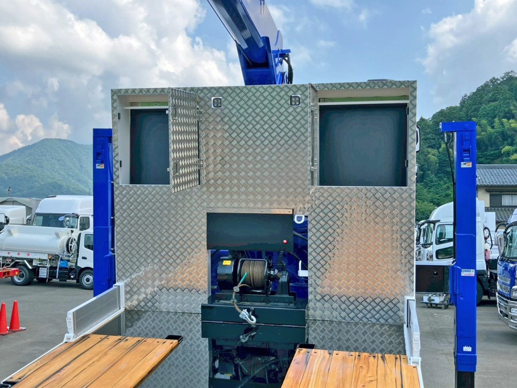プロテクターにレバーブロック掛け付きの物入れが付いています。|日野 プロフィア 2DG-FW1AHCの写真12