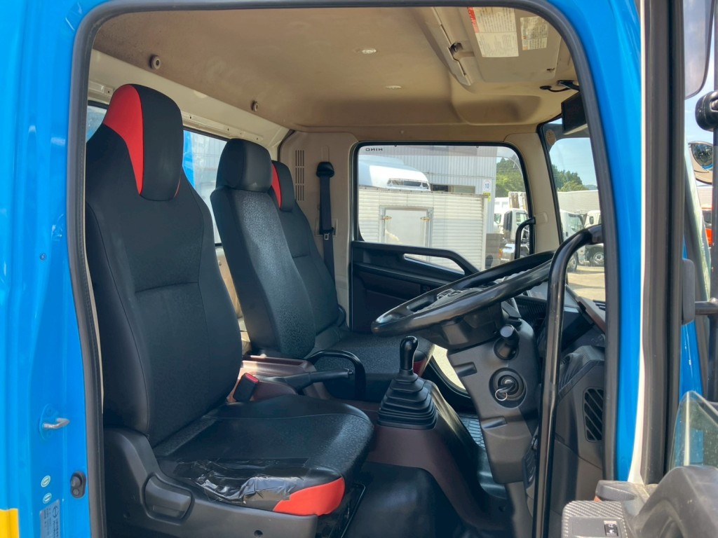 乗車定員は3名です。|日野 レンジャー 2KG-FC2ABA(2WD)の写真7