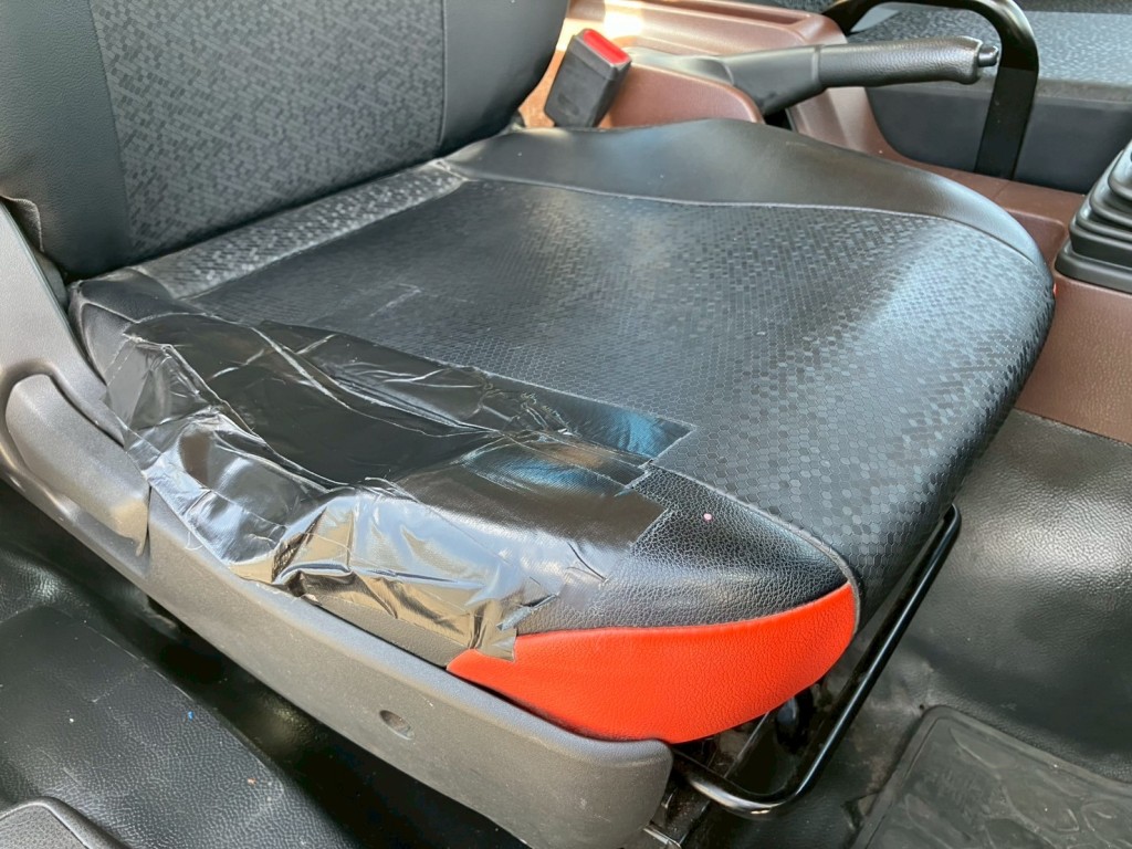 運転席シートのヘタリ・破れがあります。|日野 レンジャー 2KG-FC2ABA(2WD)の写真8