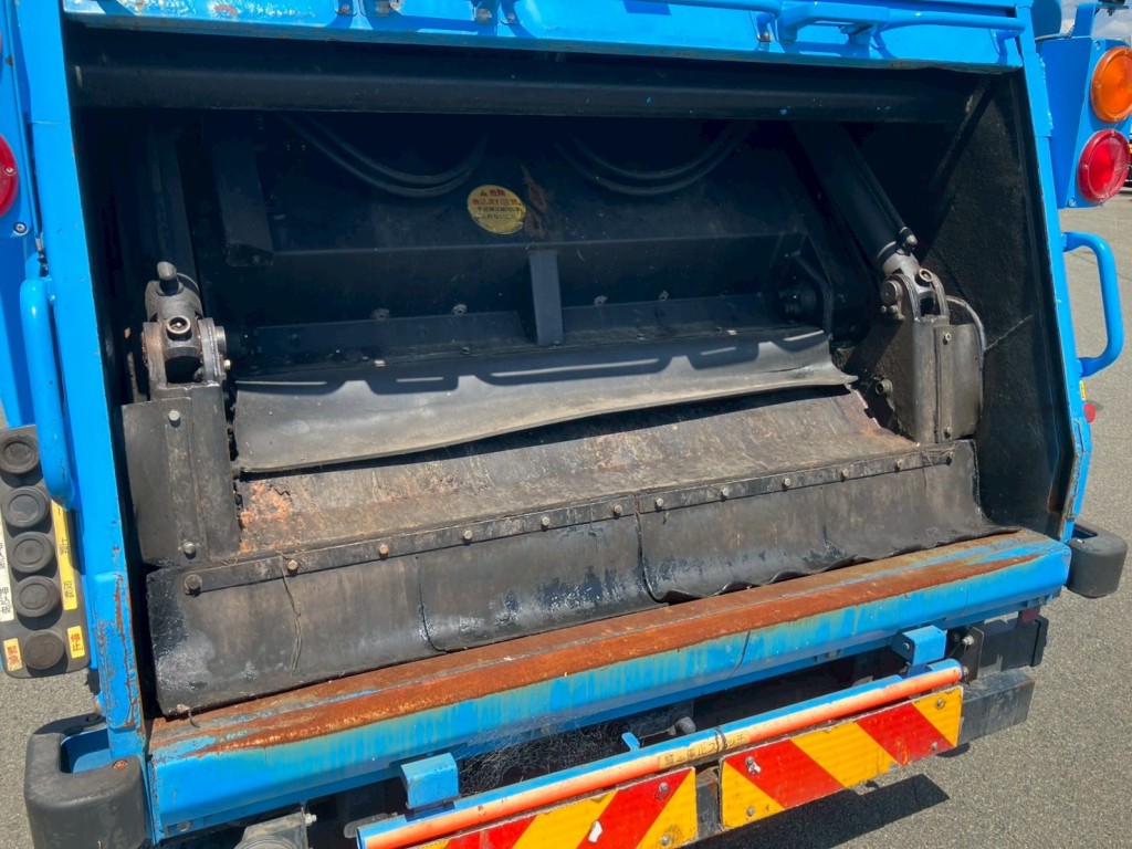 積み込み方式はプレス式です。|日野 レンジャー 2KG-FC2ABA(2WD)の写真17