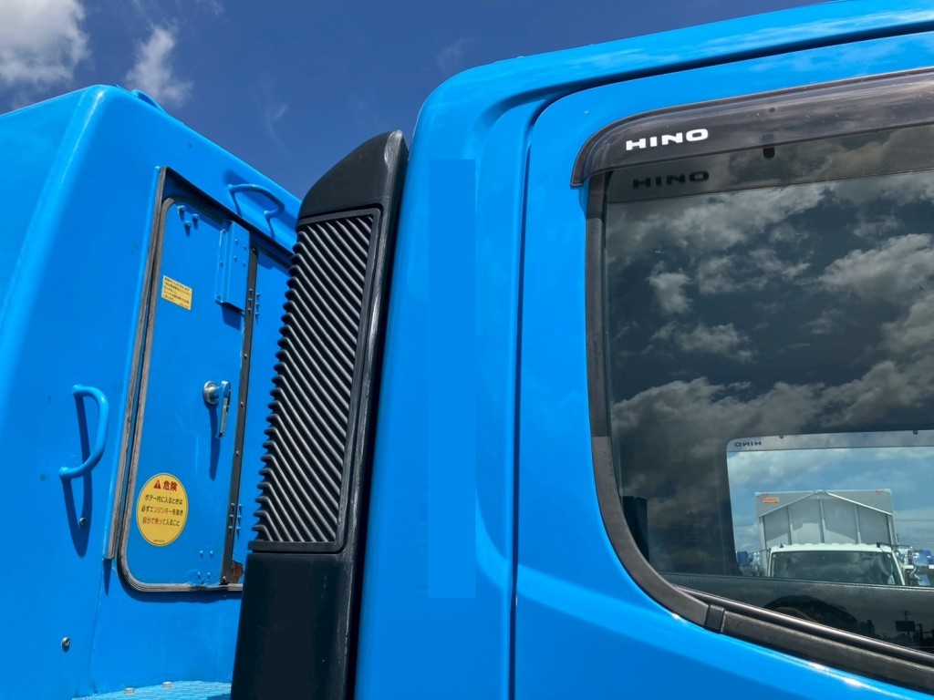 運転席側クォーターパネルに看板跡があります。|日野 レンジャー 2KG-FC2ABA(2WD)の写真33