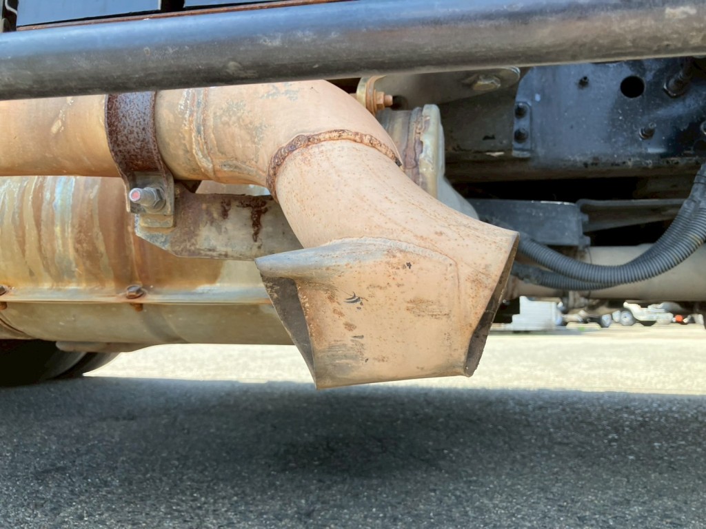 エンドパイプにヘコミがあります。|日野 レンジャー 2KG-FC2ABA(2WD)の写真45