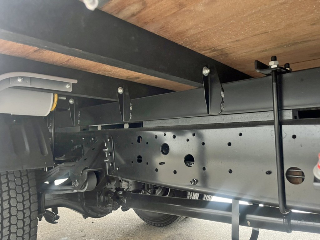 シャーシとネタの状態です。(縦ネタ鉄製・横ネタは木製です)|日野 レンジャー 2PG-FD2ABA(2WD)の写真6