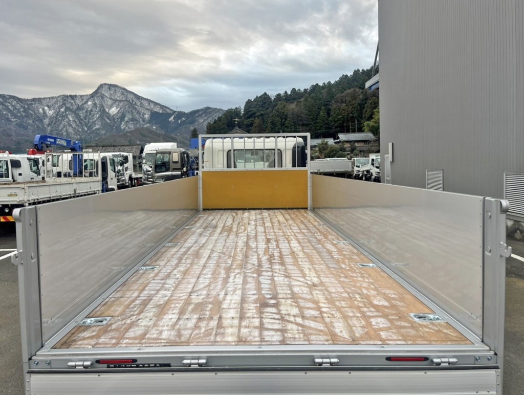 床は板張りです。|日野 レンジャー 2PG-FD2ABA(2WD)の写真9