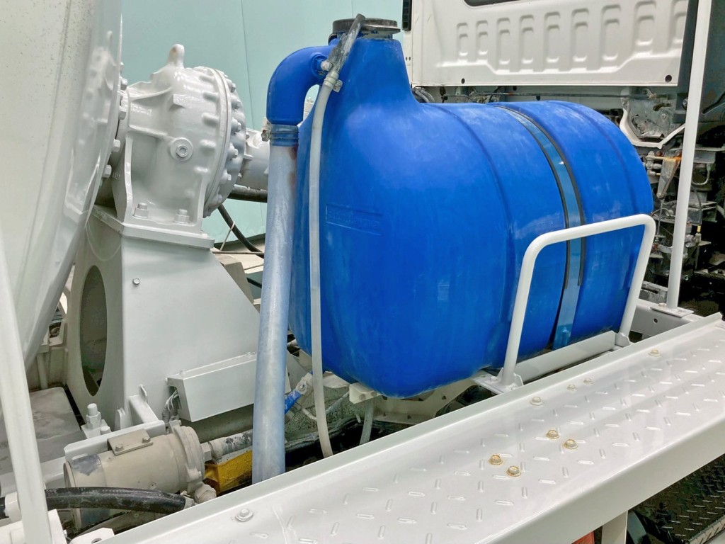 運転席側に水タンクが付いています。|いすゞ ギガ 2KG-CXZ77CTの写真23