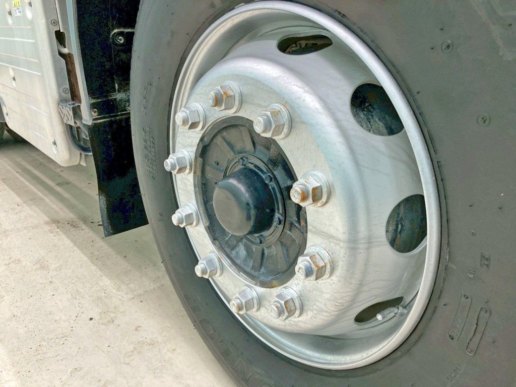 全軸のクリップボルトはアルミホイール用です。|いすゞ ギガ 2KG-CXZ77CTの写真24