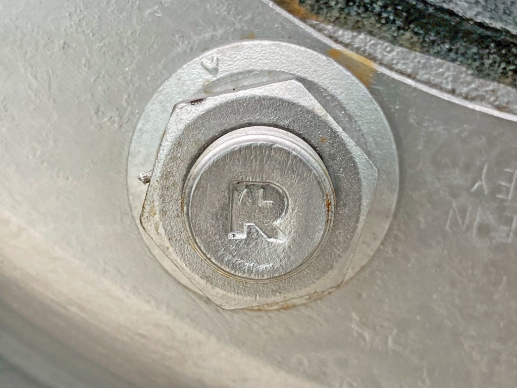 全軸のクリップボルトはアルミホイール用です。(拡大図)|いすゞ ギガ 2KG-CXZ77CTの写真25