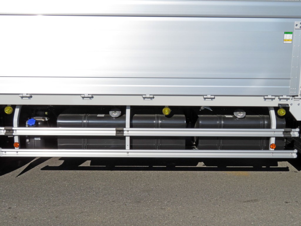 燃料タンクは300Lと200Lが付いています。|日野 プロフィア 2DG-FW1AHCの写真11