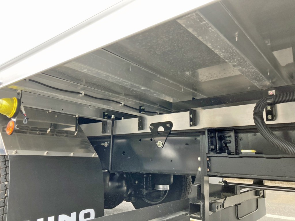 シャーシとネタの状態です。(縦ネタ・横ネタはアルミ製です)|日野 レンジャー 2KG-FD2ABG(2WD)の写真6