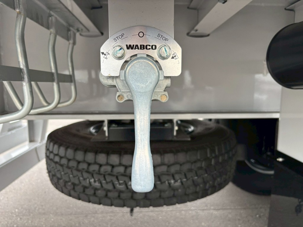 エアサスの昇降レバーです。|トレクス  PFN24103改の写真19