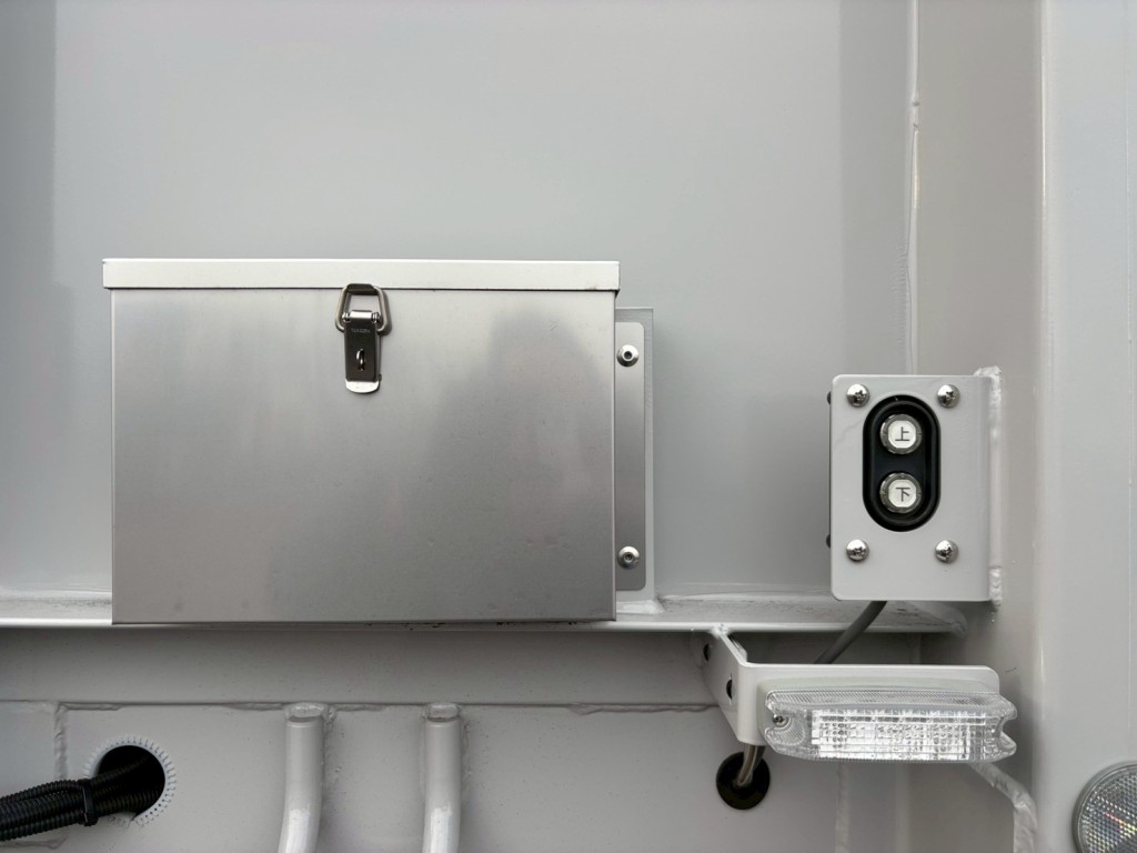 ボディー前方左右にもウイングの開閉スイッチが付いています。|トレクス  PFN24103改の写真22