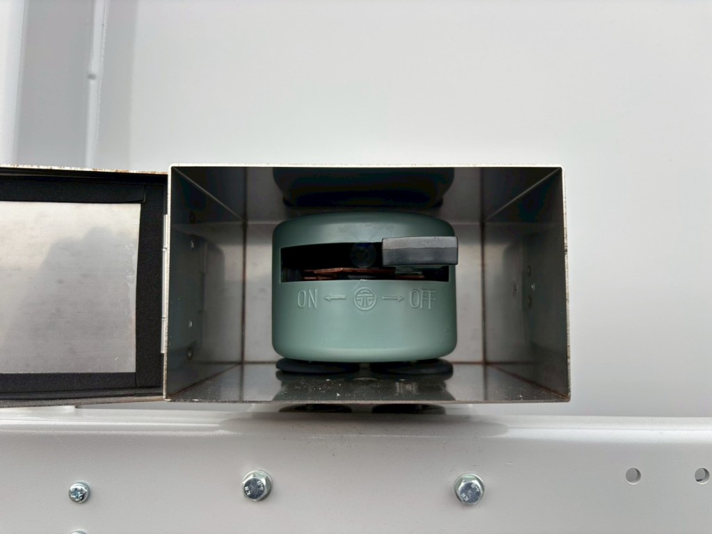 メタルコンセントの電源スイッチです。|トレクス  PFN24103改の写真25