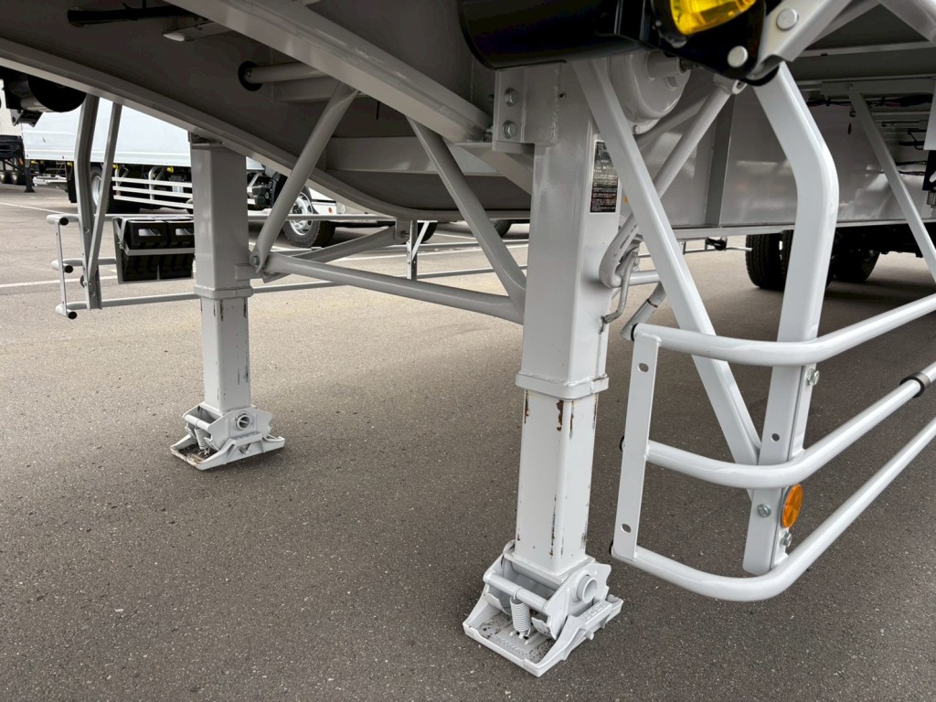 脚は手動式です。|トレクス  PFN24103改の写真27