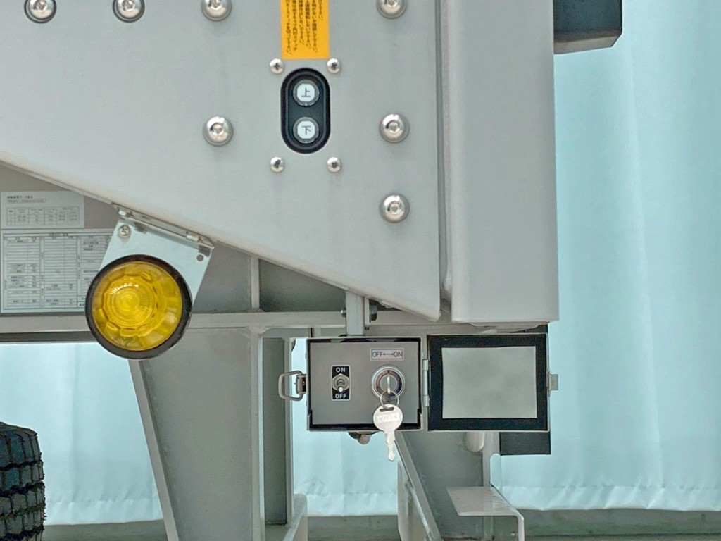 ウイングの開閉 及び メインスイッチです。|トレクス PFN24103改の写真15