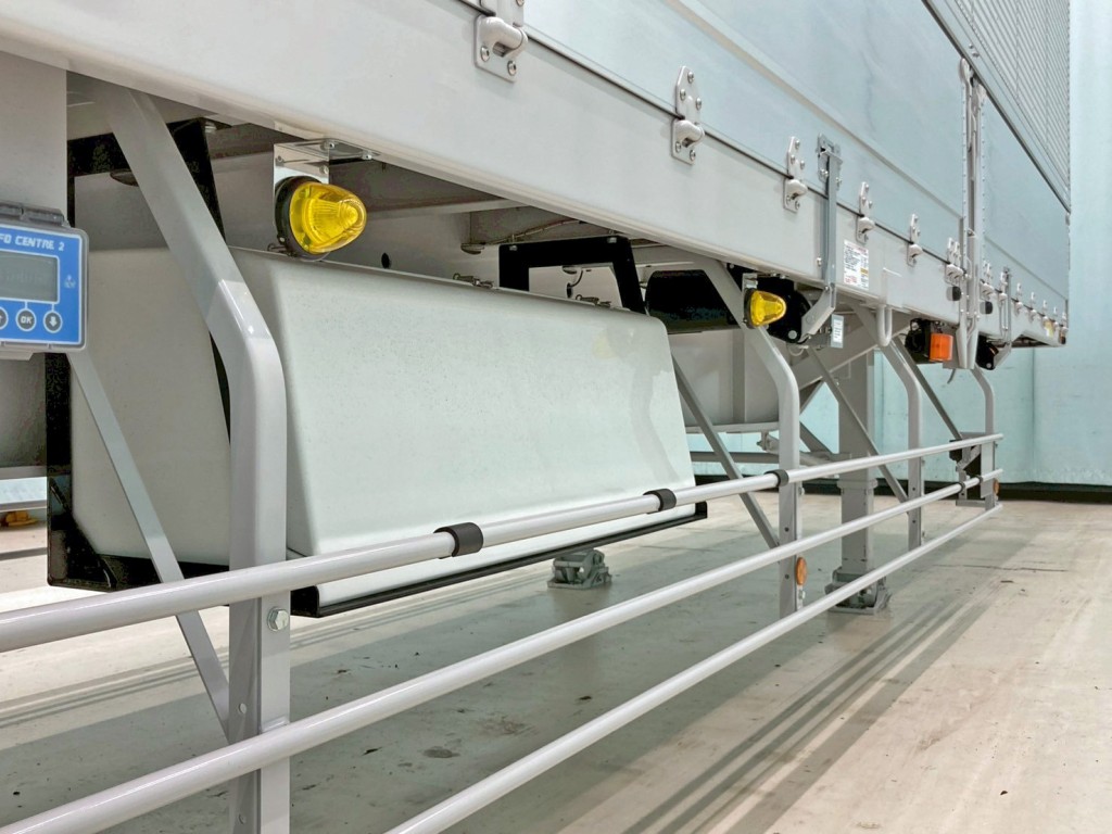 ボディー運転席側中央部に工具箱が付いています。|トレクス PFN24103改の写真17