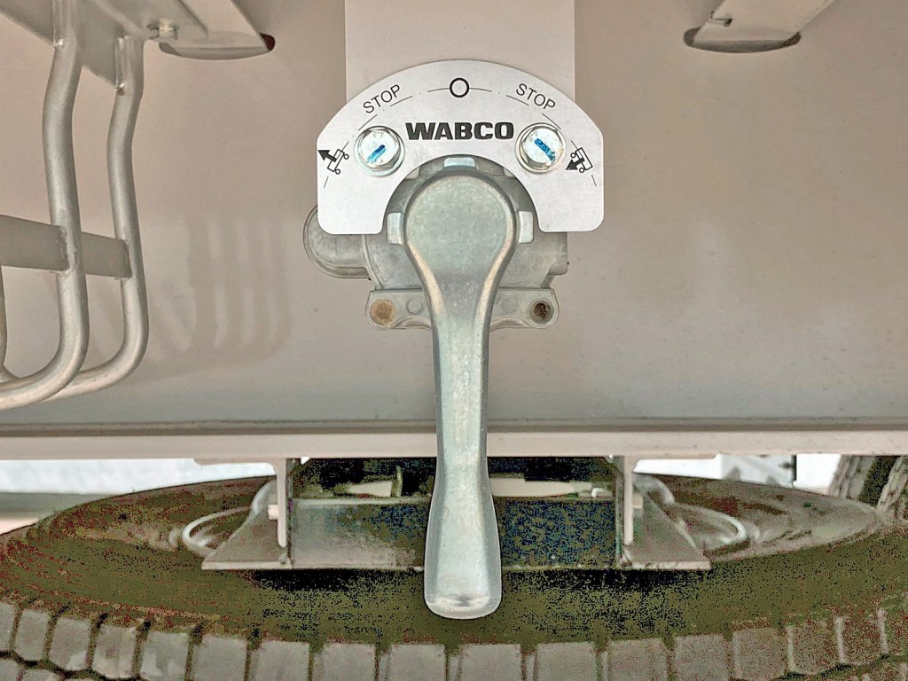 エアサスの昇降レバーです。|トレクス PFN24103改の写真20