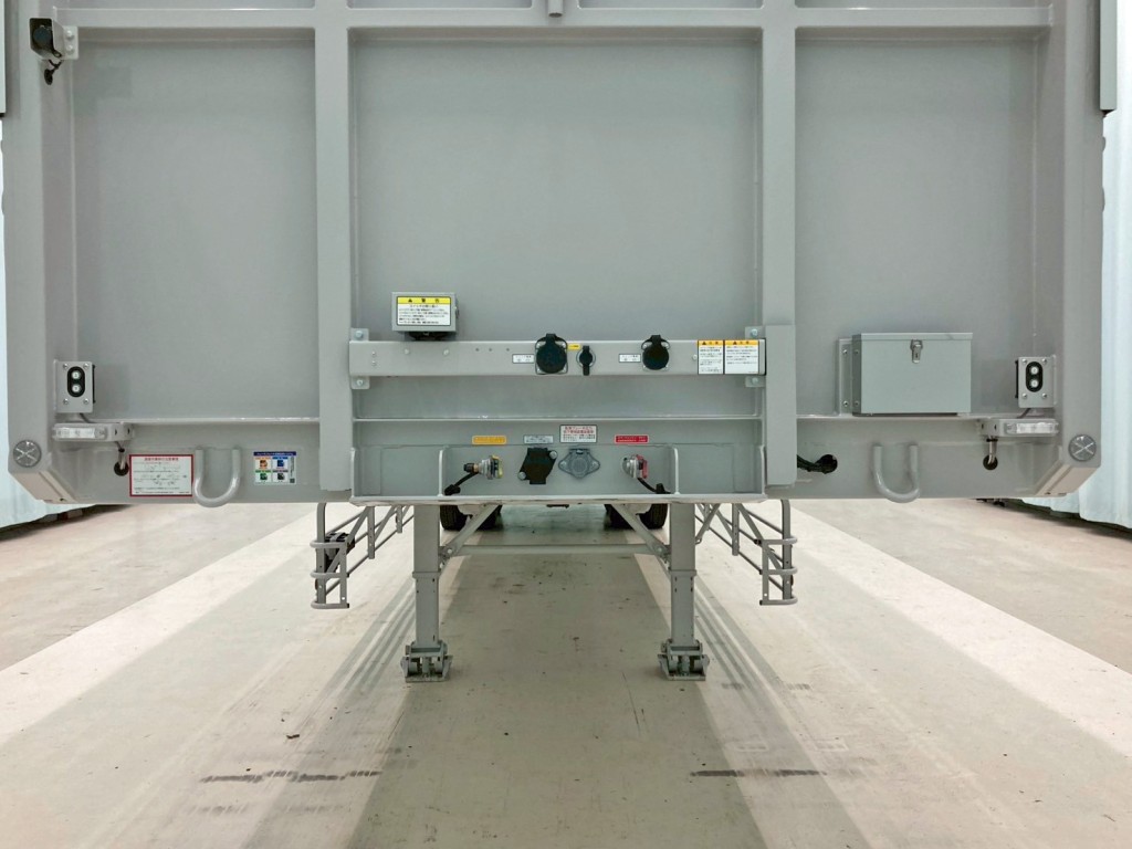 ボディー前方左右にもウイングの開閉スイッチが付いています。|トレクス PFN24103改の写真24