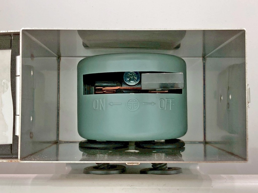 メタルコンセントの電源スイッチです。(ON側:φ60使用時 OFF側:φ50使用時)|トレクス PFN24103改の写真27