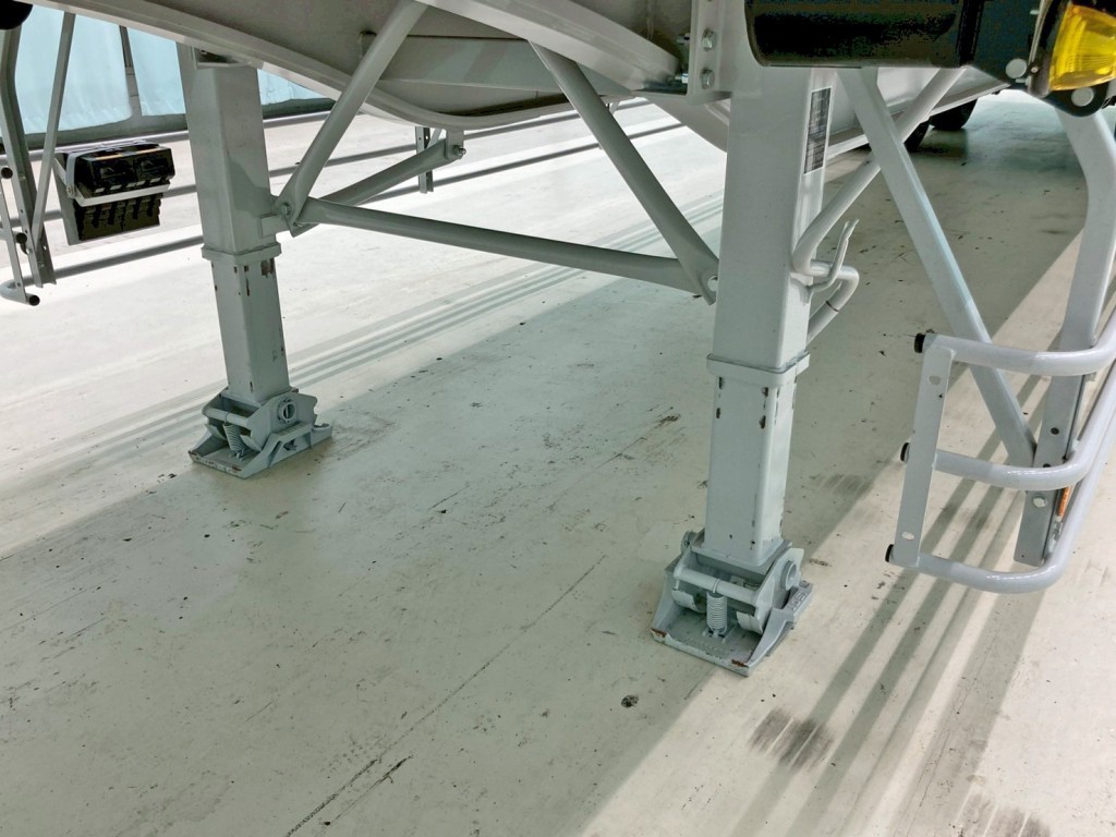 脚は手動式です。|トレクス PFN24103改の写真30