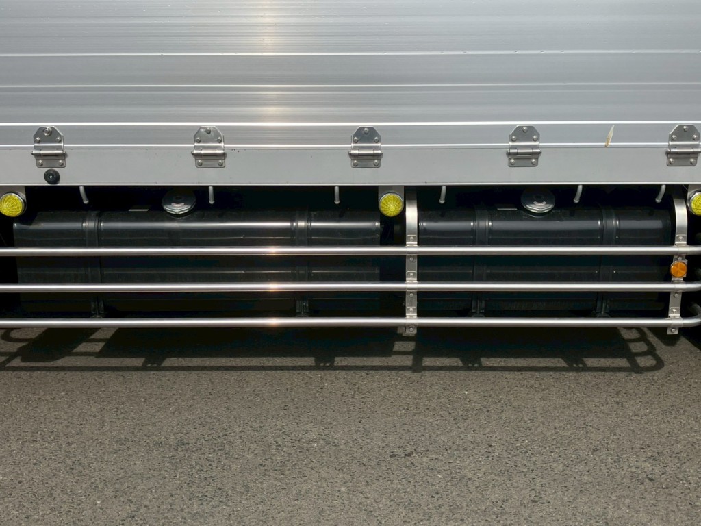 燃料タンクは300Ｌ・200Ｌです。|日野 プロフィア 2KG-FW1AHCの写真13