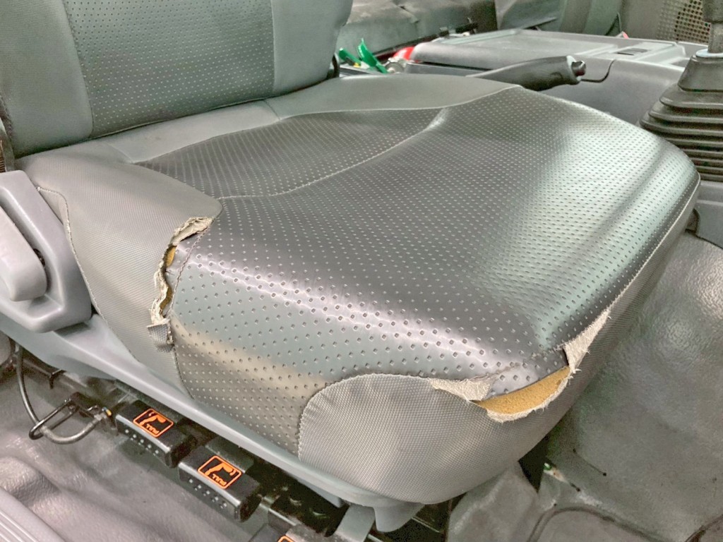 運転席座面にヘタリ・破れがあります。|いすゞ フォワード SKG-FSR90S2の写真8