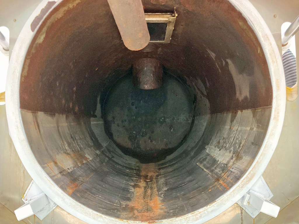 タンク胴部下半分はステンレス製・上半分は鉄製です。|いすゞ フォワード SKG-FSR90S2の写真12